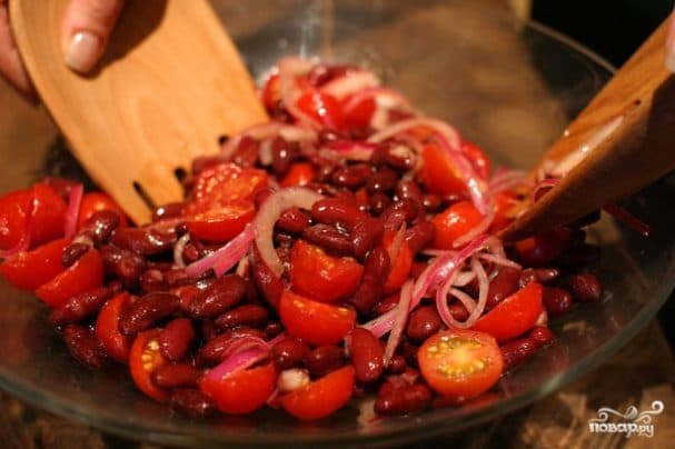 Vegan salad with red beans