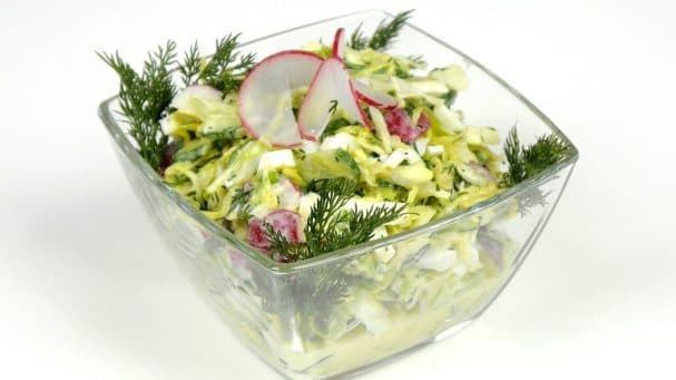 Simple and light salad without mayonnaise