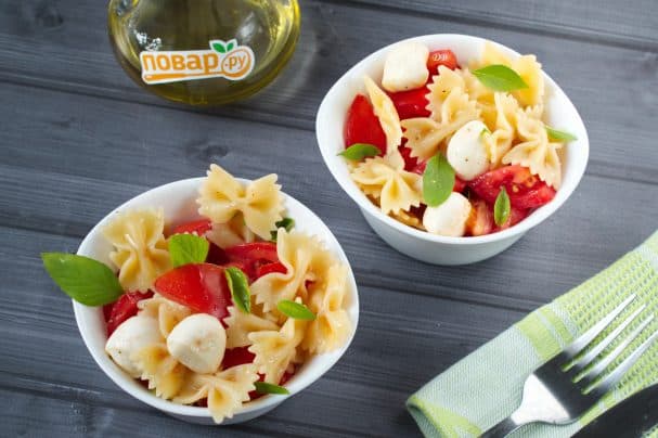 Simple salad with Farfalle pasta