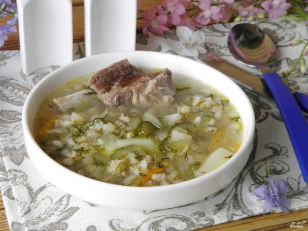 Рассольнік з ячнымі крупамі і салёнымі агуркамі