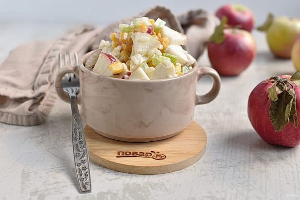 Рысавы салат з кукурузай і яблыкам