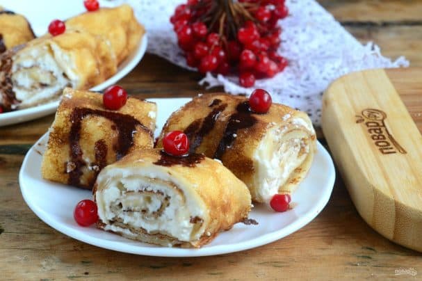 Crepes rolls with cottage cheese filling
