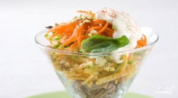 Салат-коктейль з копченою куркою та фісташками