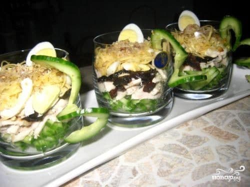 Chicken and prunes salad cocktail