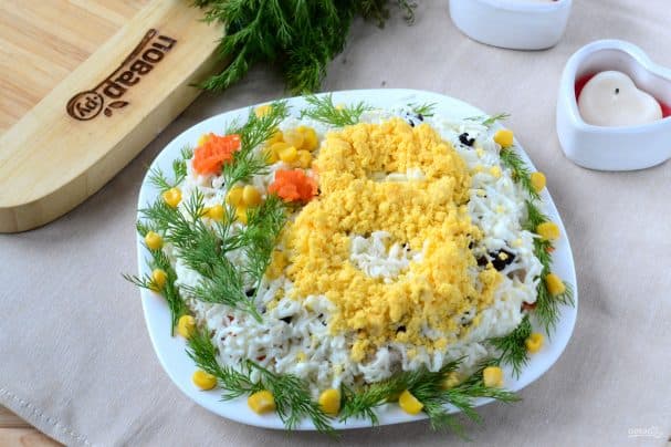 Salad with chicken and prunes