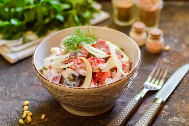Салат з ковбасою