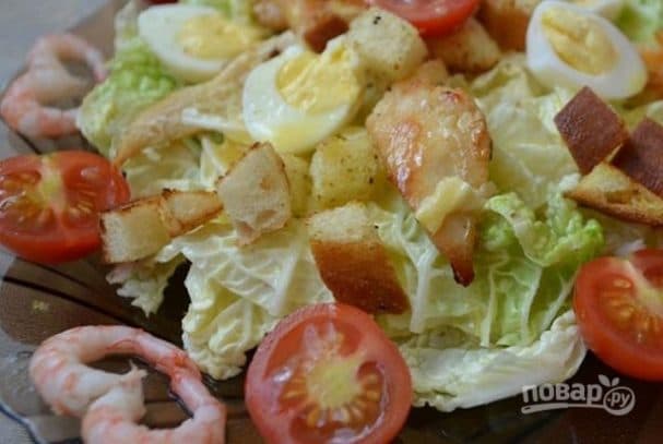 Salad with fried chicken and shrimp