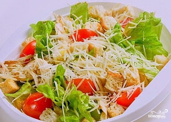 Chicken salad with tomatoes