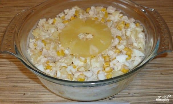 Салат з ананасаў і курыцы
