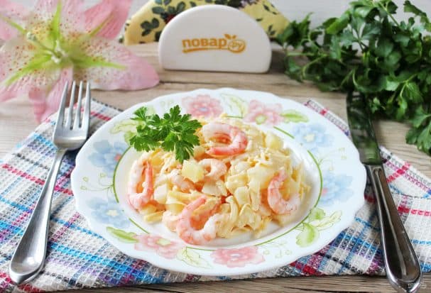 Салат из ананасов с чесноком и сыром