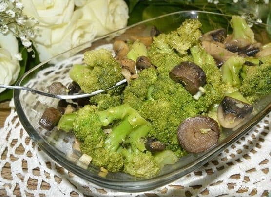 Broccoli and mushroom salad