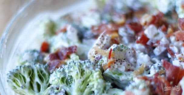 Broccoli salad with yogurt and bacon