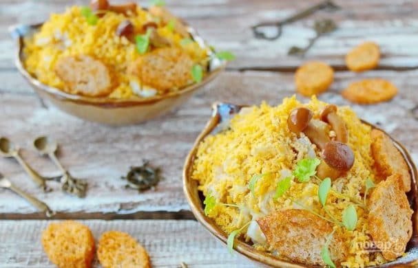 Салат з кальмарамі і кукурузай