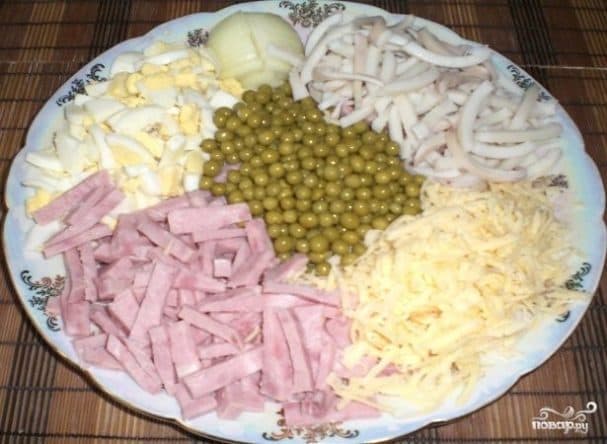 Салат з кальмарамі і вяччынай