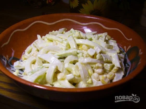 Салат з кальмарамі з кукурузай