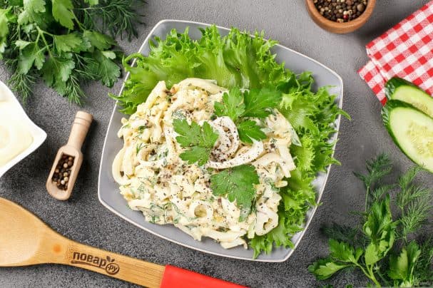 Салат з калямарамі з агуркамі і сырам
