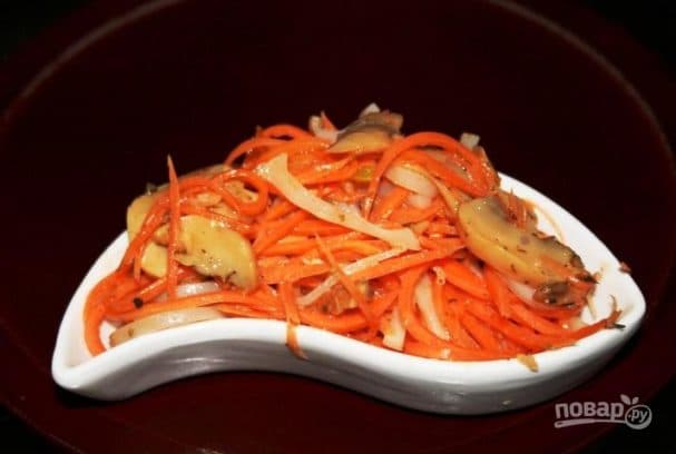 Салат з кальмарами зі шампіньйонами
