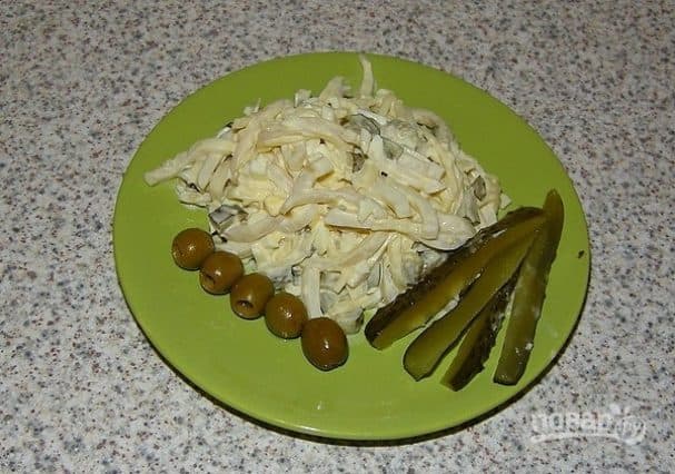 Салат з кальмарамі з салёным агурком