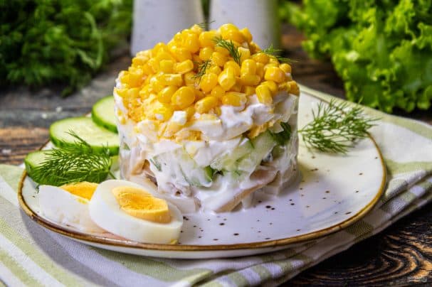 Салат з кальмарамі з яйкам, агурком і кукурузай