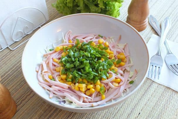 Салат з капустой з шынкай і кукурузай