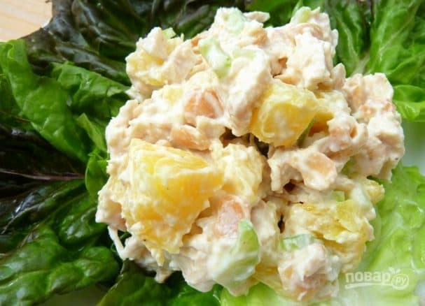 Салат з копчанай курыцы і ананасаў