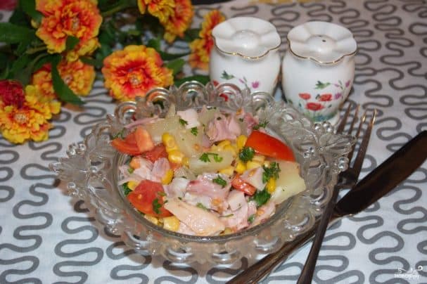 Салат з копчанай курыцы з ананасамі