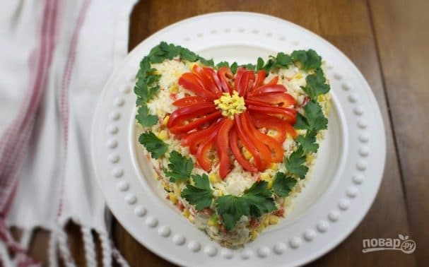 Салат з ракавымі палачкамі з кукурузай