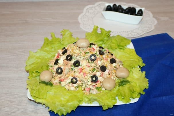 Салат з ракавымі палачкамі з шампіньёнамі