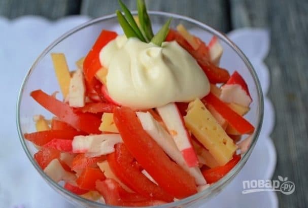 Салат з крабавымі палачкамі з сырам
