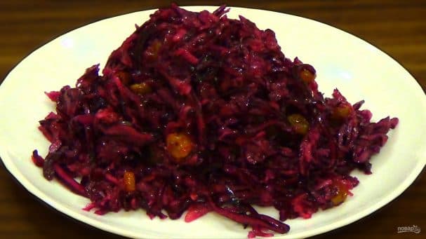 Red cabbage salad with raisins