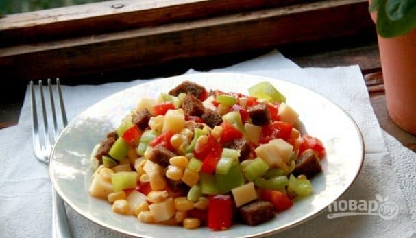 Салат з кукурузы і сухарыкаў