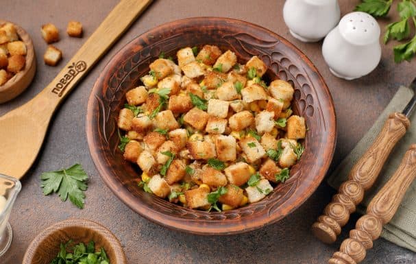 Салат з курыцы, кукурузы і сухарыкаў