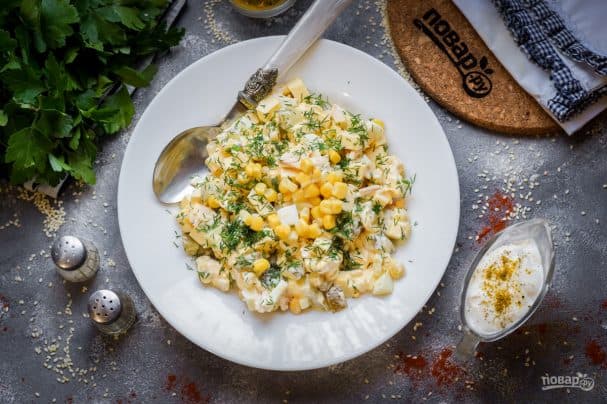 Салат з курыцы з кукурузай