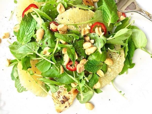 Salad with chicken breast and pomelo