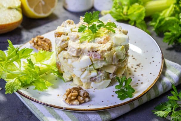 Салат з курынай грудкай і сельдэраем
