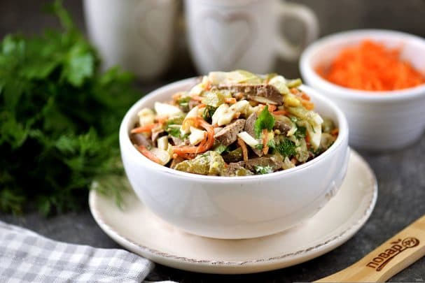 Салат з курынай печанкай з марковай па-карэйску