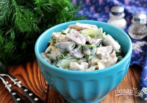 Salad with chicken hearts, mushrooms, and cheese