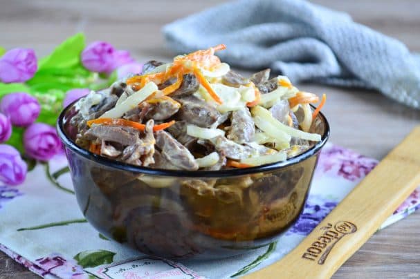 Chicken heart salad with marinated onions