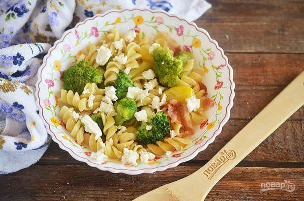 Pasta salad with broccoli, feta, and bacon