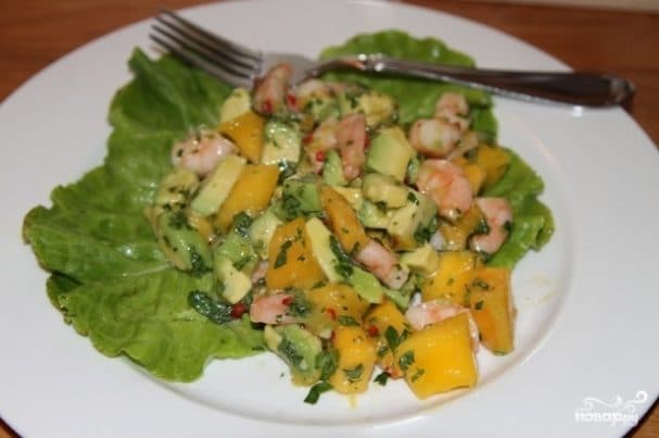 Mango and shrimp salad