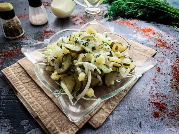 Салат з марынаваных агуркоў з луком