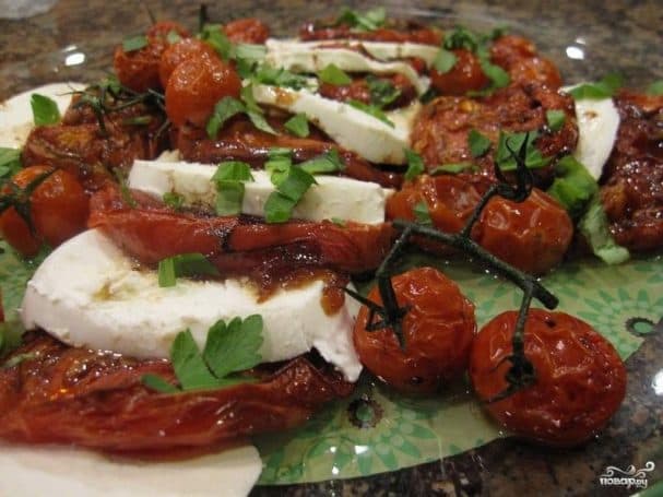 Salad with mozzarella and roasted tomatoes