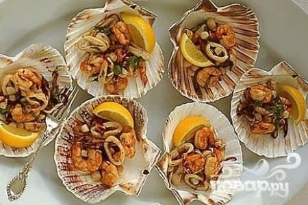 Салат з морапрадуктаў з рукалай