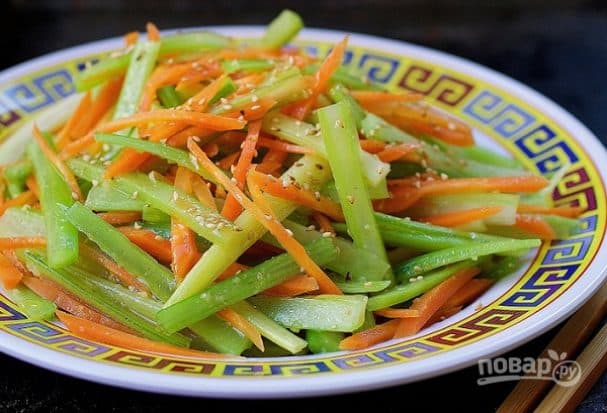 Салат из моркови и сельдерея с кунжутом