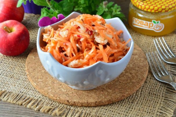 Carrot salad with apple and raisins
