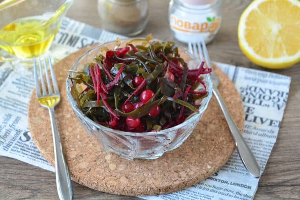 Seaweed salad with cranberries