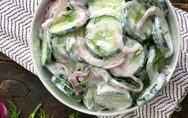 Cucumber and onion salad with sour cream
