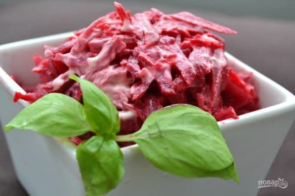 Beet and garlic boiled salad