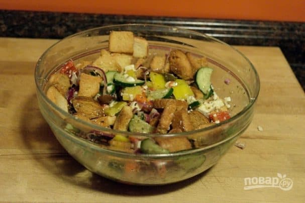 Vegetable salad with croutons