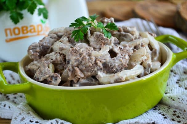 Салат з печанкі з марынаваным луком